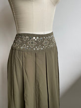 Load image into Gallery viewer, Embellished pleated midi skirt (L)
