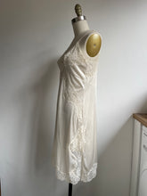 Load image into Gallery viewer, Vintage cream lace slip (S)
