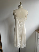 Load image into Gallery viewer, Vintage cream lace slip (S)
