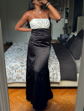 Load image into Gallery viewer, 2000s black and white gown (M)
