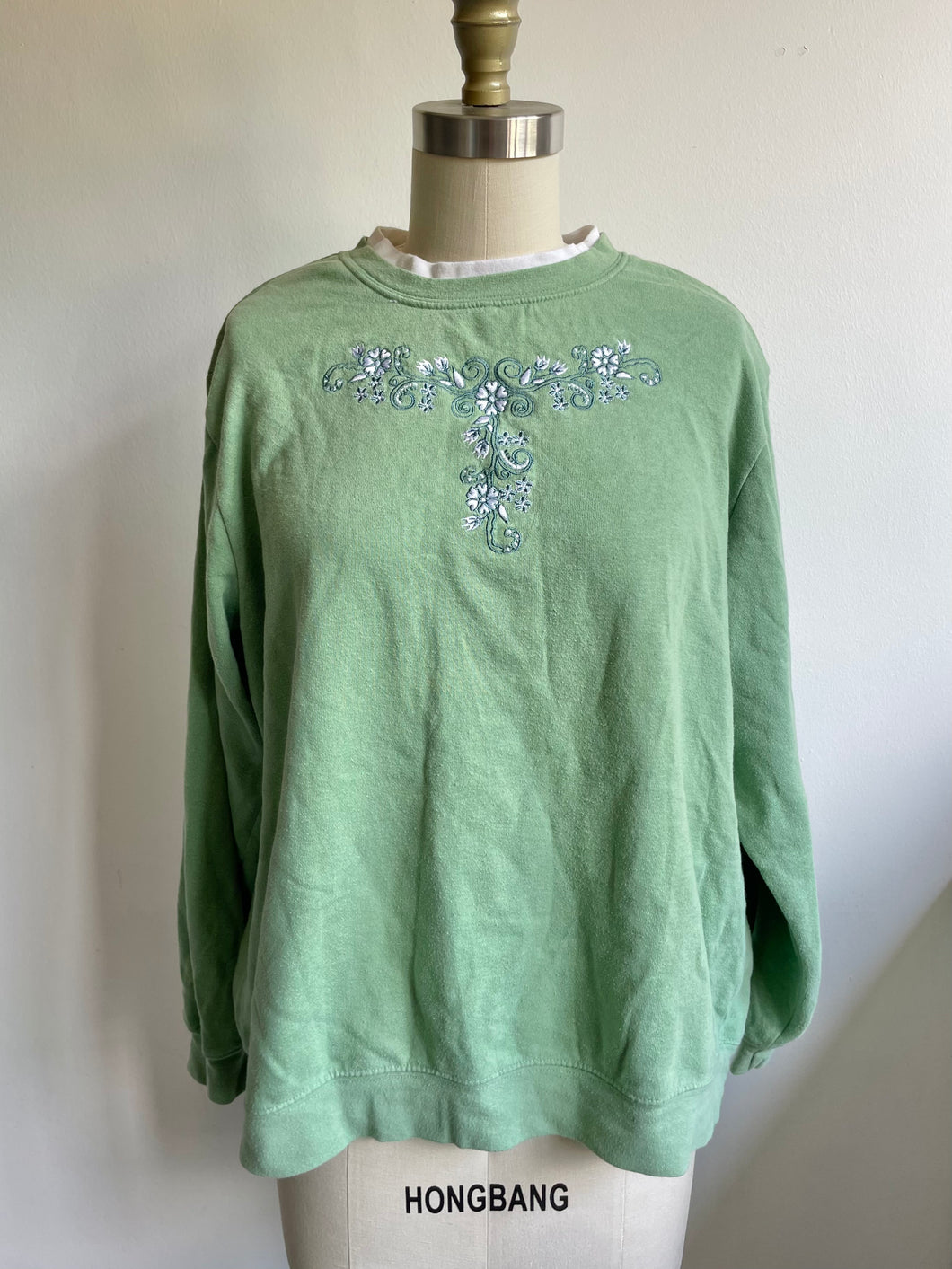 Vintage embroidered sage jumper (S-L)