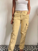 Load image into Gallery viewer, Vintage sand cargo pants (waist 30-31”)
