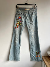 Load image into Gallery viewer, 2000s mid rise floral embroidered fox jeans (EU36)
