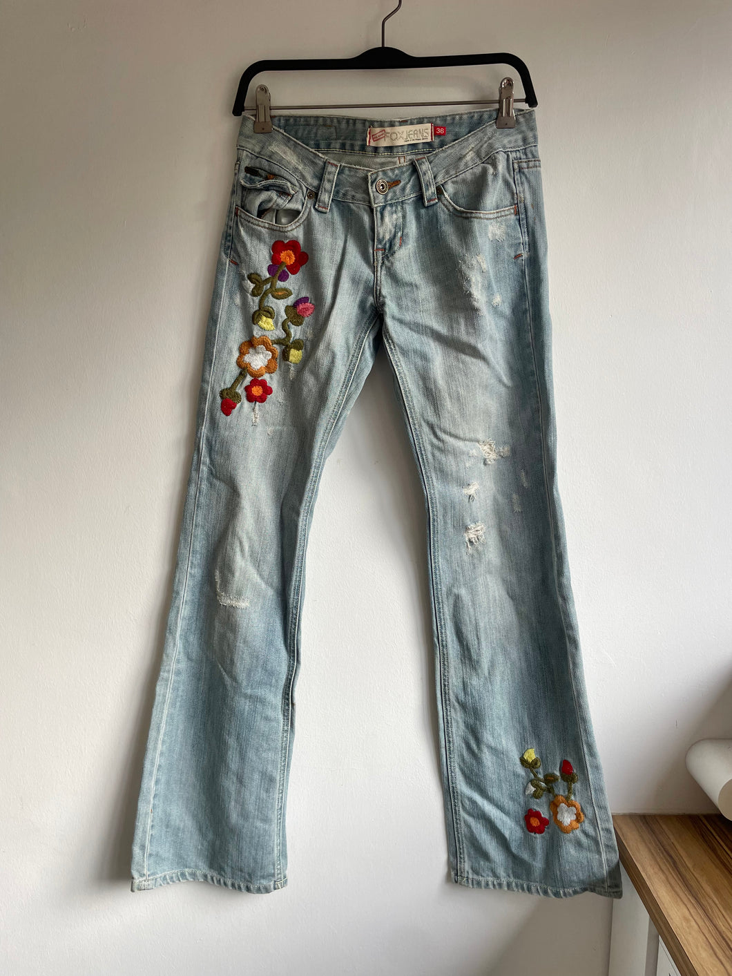 2000s mid rise floral embroidered fox jeans (EU36)