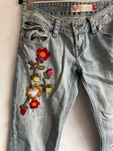 Load image into Gallery viewer, 2000s mid rise floral embroidered fox jeans (EU36)
