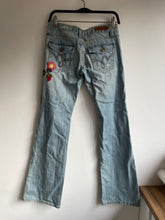 Load image into Gallery viewer, 2000s mid rise floral embroidered fox jeans (EU36)
