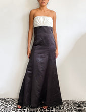 Load image into Gallery viewer, Stunning 2000s strapless gown
