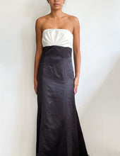 Load image into Gallery viewer, Stunning 2000s strapless gown
